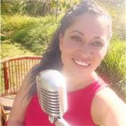 Entrenadora vocal para explorar tu voz auténtica acompañada de técnica vocal saludable para tus procesos se exploración con tu voz.Todos los niveles y también online